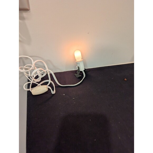 Dept 56 Original Snow Village”Friendly Used Car Sales” W/ Light & Box Retired - Picture 11 of 11